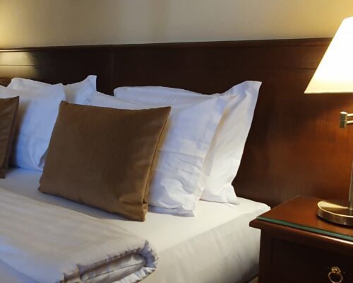 https://www.gardenclub.ro/hotel/