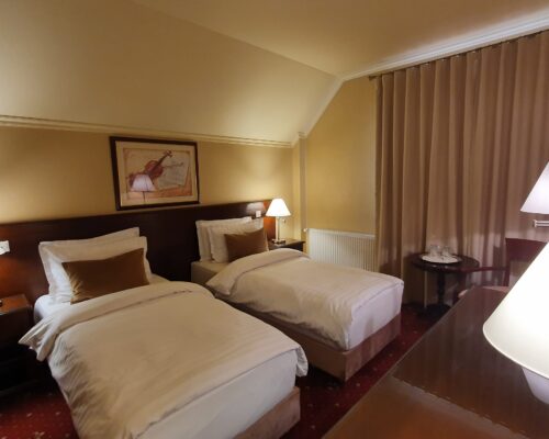 https://www.gardenclub.ro/hotel/