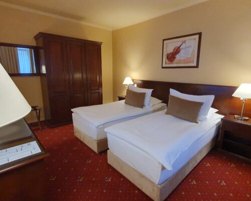 https://www.gardenclub.ro/hotel/